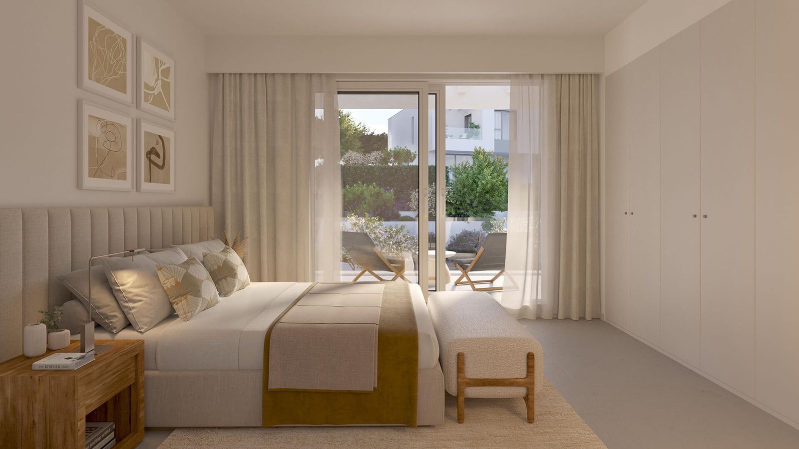 Chambre moderne avec vue sur le balcon aux Villas Estrella del Mar Marbella.